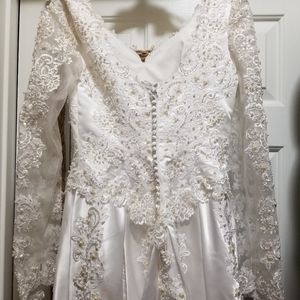 Vintage Long Sleeved Lace/Beaded Wedding Dress